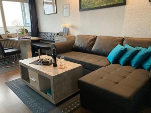 ein Wohnzimmer mit einem Sofa und einem Couchtisch in der Unterkunft Ostseeferienparadies Heiligenhafen in Heiligenhafen