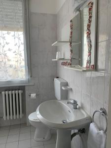 Phòng tắm tại Albergo Moderno