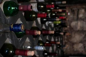 - un bouquet de bouteilles de vin sur un mur dans l'établissement Chalés Mirante do Mar, à Redonda