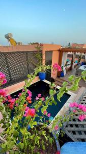 un jardín con flores y plantas en un balcón en RIAD NOLITA & SPA Kasbah, en Marrakech