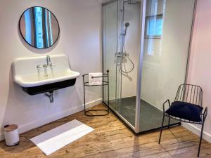 uma casa de banho com um lavatório e um chuveiro em MY BOUTIQUE GUESTHOUSE - Fabulous Suites 10 Min A7 - em Anneyron