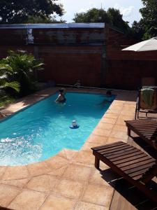 une personne se baignant dans une piscine dans l'établissement Morada Silvestre Iguazú, à Puerto Iguazú