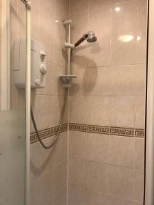 eine Dusche mit Duschkopf im Bad in der Unterkunft Atlas Oxford House in Oxford