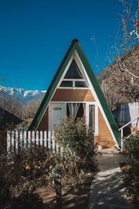 馬拉里的住宿－Enthralling Escapes Nature Stay and Trek，一座带绿色屋顶和围栏的小房子