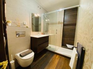 A bathroom at Apartments Plaza Mayor Még 37 kép