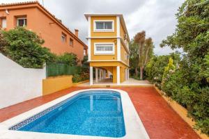 ein Haus mit einem Pool vor einem Haus in der Unterkunft Sol de Otoño en Valencia in Moncada