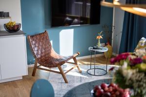 a chair and a table in a living room at SweetHomes Dresden in Dresden