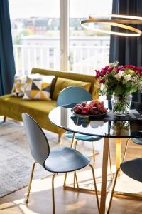 een woonkamer met een tafel en stoelen en een bank bij SweetHomes Dresden in Dresden