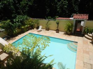 uma piscina num quintal com plantas em Casa São Conrado no Rio de Janeiro