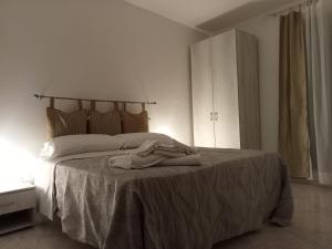 a bedroom with a large bed with a lamp on it at Il Grillo Parlante in Castel Viscardo