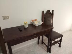 a wooden desk with a chair and a basket on it at Il Grillo Parlante in Castel Viscardo