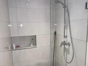 Kylpyhuone majoituspaikassa Home-Rose-Garden-Gästehaus kontaktloser Zugang