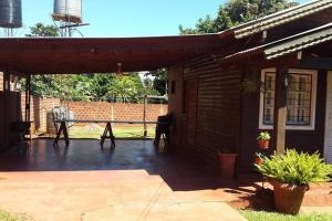 un porche de una casa con patio en Morada Silvestre Iguazú en Puerto Iguazú