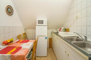 Virtuvė arba virtuvėlė apgyvendinimo įstaigoje Füredi Apartman