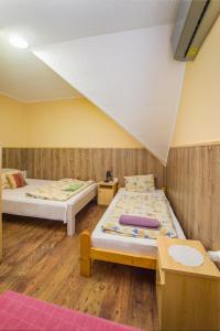 Postel nebo postele na pokoji v ubytování Füredi Apartman