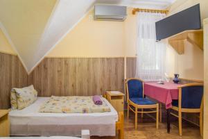 Postel nebo postele na pokoji v ubytování Füredi Apartman + 7 fotografií