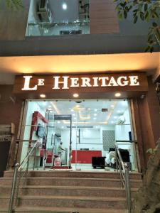 una tienda de corbatas Heritage con escaleras que conducen a ella en Hotel Le Heritage , Nizamudin Railway Station, en Nueva Delhi