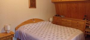 a small bedroom with a bed and a dresser at La Finestra sul Colle in Rivisondoli