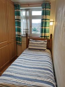 1 cama en una habitación con ventana en simply guesthouse, en Londres