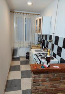una pequeña cocina con fogones y fregadero en Apartments Bobito, en Sarajevo