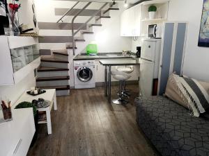 un piccolo appartamento con scala e cucina di Maspalomas Bungalow C I a Maspalomas
