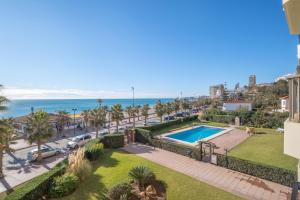 an apartment with a swimming pool and a view of the ocean at Las Antillas, Carvajal in Fuengirola