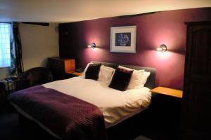 Säng eller sängar i ett rum på White Hart Hotel