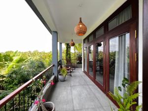 En balkon eller terrasse på My Home Villa