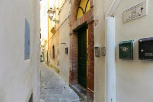 a narrow alley with a green door on a building at Il Vicoletto in Amalfi