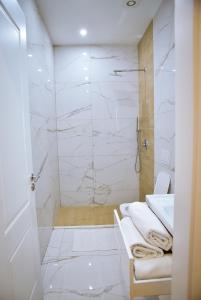 ein Bad mit einer Dusche, einem WC und einem Waschbecken in der Unterkunft Hotel Jurgen in Rinas