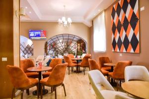 un ristorante con tavoli e sedie in una stanza di Hotel Jurgen a Rinas