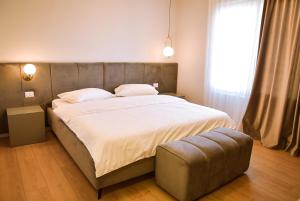 a bedroom with a large bed and a large window at Hotel Jurgen in Rinas