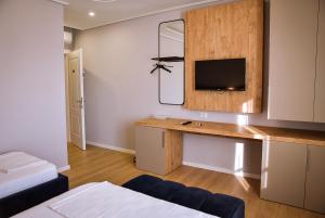 una camera con scrivania, TV e letto di Hotel Jurgen a Rinas Altre 37 foto