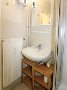 a bathroom with a sink and a mirror at Kupferberg - helles und gemütliches Appartement in Uninähe in Mainz