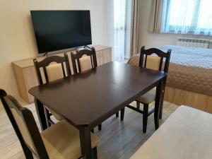 A television and/or entertainment centre at Borovets Gardens Apartment A27