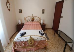 1 dormitorio con 1 cama con marco dorado en Casa della zia rosa, en Valentano