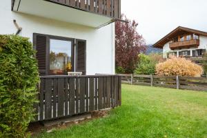 een hek voor een huis met een tuin bij Heustadl in Garmisch-Partenkirchen