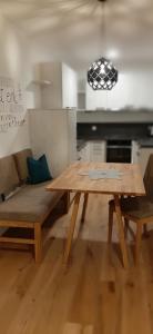 a wooden table and a bench in a room at Residence Maximilian in Vipiteno