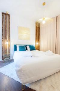 1 dormitorio con 2 camas grandes y detalles en azul en Le Moja en Tourcoing