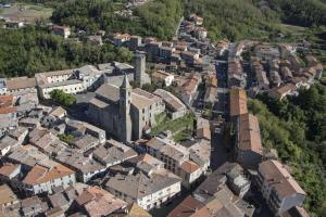 una vista aérea de una ciudad con casas y edificios en Casa della zia rosa, en Valentano