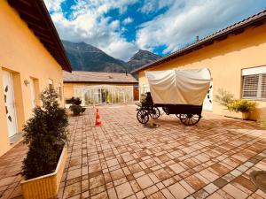 a horse drawn carriage parked in a courtyard at Studio romantique vue sur camping in Saxon