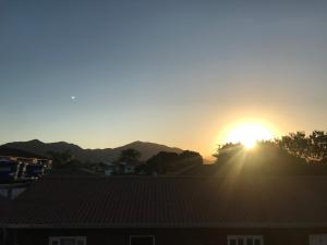 una puesta de sol desde el techo de una casa en Residencial Campeche 1 en Florianópolis