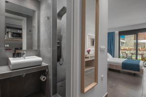 Postel nebo postele na pokoji v ubytování Dandelion Suites