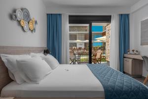 Postel nebo postele na pokoji v ubytování Dandelion Suites