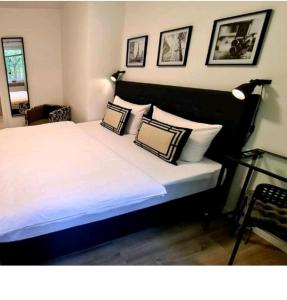 sypialnia z dużym białym łóżkiem z 3 poduszkami w obiekcie Moes Diner Hotel w mieście Schloß Holte-Stukenbrock