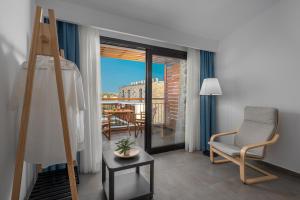 Postel nebo postele na pokoji v ubytování Dandelion Suites