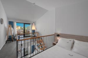 Postel nebo postele na pokoji v ubytování Dandelion Suites