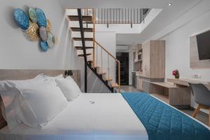 Postel nebo postele na pokoji v ubytování Dandelion Suites