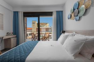 Postel nebo postele na pokoji v ubytování Dandelion Suites