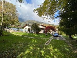 una casa con un'auto parcheggiata in un cortile di Chalet Bornhome CIR O17022 a Borno